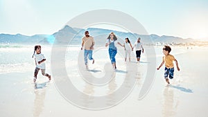 Familia Playa a padres jugar vinculación a aventura de acuerdo a el mar. viajar correr a feliz 