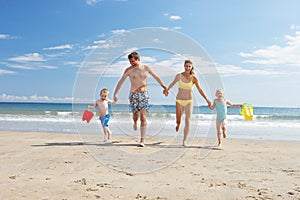 Familia sobre el Playa día festivo 