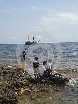 Family and a beautifull place in the beach look to the  boat