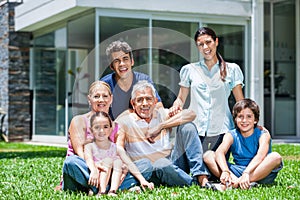 Familia en el gran casa 