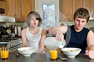 Famiglia colazione divertimento fratelli con cereale sincero colpi 