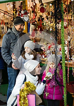 Family buying decorations at x-mas market