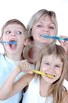 Family cleaning teeth