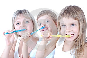 Family cleaning teeth