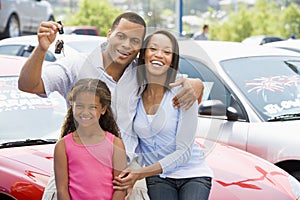 Familia coleccionando nuevo auto 