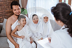 Family consultation with doctor before umrah photo