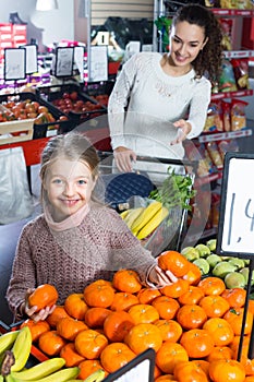 Family customers buying ripe fruits