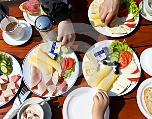 Familia comer desayuno 