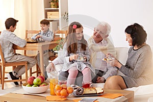 Family eating a cake