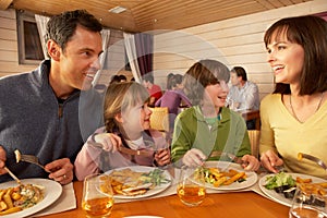 Rodina jíst oběd společně v restaurace 