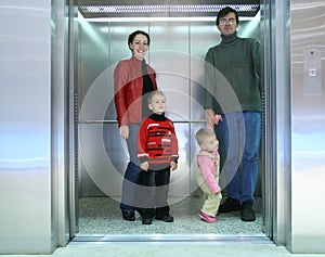 Familia en un ascensor 