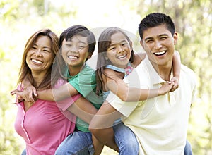 Familia feliz en el parque 