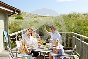 Familia feliz comida sobre el cubierta 