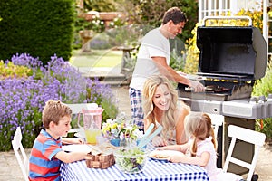 Famiglia contento esterno grigliare giardino 