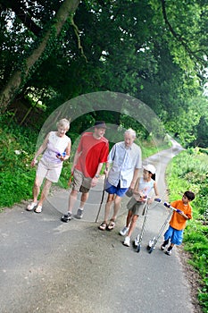 Familia feliz caminando 