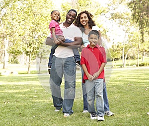 Famiglia contento a piedi nel parco 