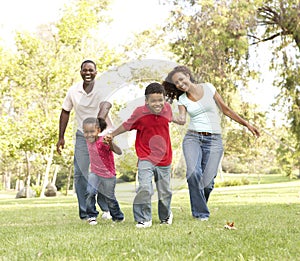 Familia feliz caminando en el parque 