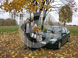 Rodina z štyri a auto a jeseň 