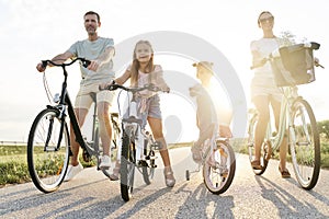 Famiglia da quattro caucasico sul biciclette 