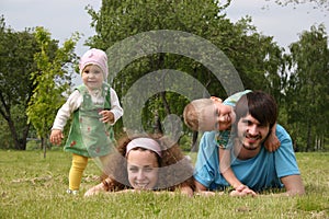 Famiglia da quattro sul erba 