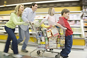 Famiglia da quattro correre pieno filobus 