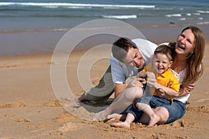 Famiglia divertimento sul Spiaggia 