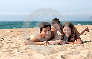 Familia divertido sobre el Playa 