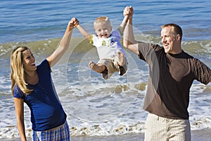 Rodina zábava na pláž v slnko 