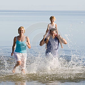 Familia divertido el mar a el sol 