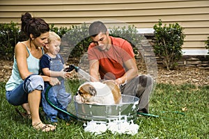 Familia dar el perro bano 