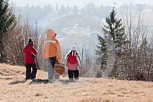 Family go on picnic