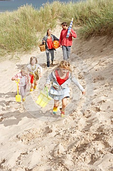 Familia divirtiéndose sobre el Playa día festivo 