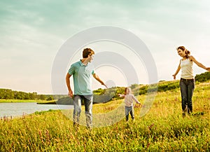 Famiglia divertirsi al di fuori 