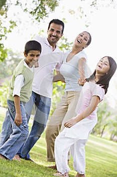 Familia divirtiéndose en el parque 