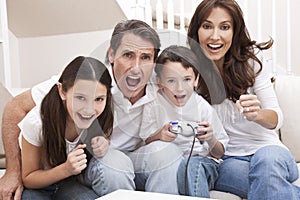 Familia divirtiéndose consolas juegos 