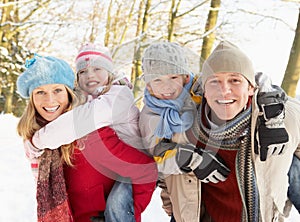 Familia divirtiéndose nevado bosques 