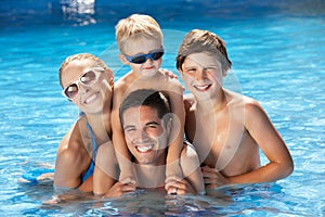 Rodina zabávajúci sa v plávanie bazén 