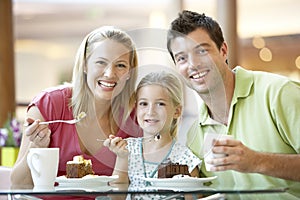 Familia con almuerzo común sobre el centro comercial 