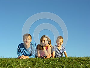 Famiglia sul erba cielo blu 