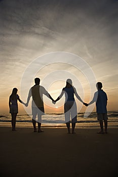 Rodina držení ruky na pláž 