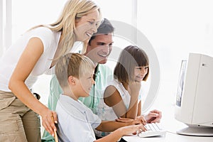 Familia en oficina computadora 
