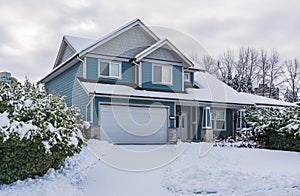 Familia casa en la nieve sobre el nublado 