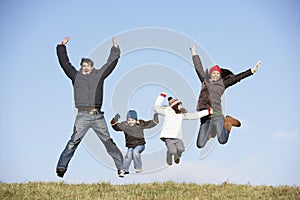 Familia saltando en el aire 