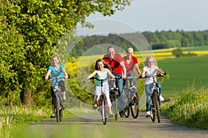 Famiglia andare bici estate ruote 