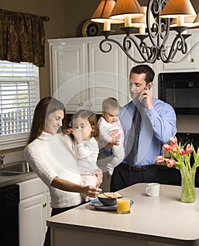 Famiglia la cucina 