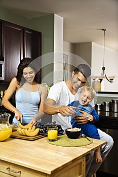Familia en La cocina 