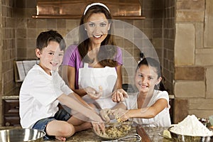 Familia en La cocina cocinando horneando creación galletas 