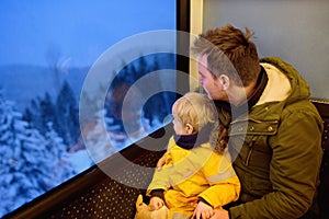 Famiglia cercando fuori da da il treno durante viaggio sul ingranaggio linee ferroviarie  piedi linee ferroviarie Alpi montagne 