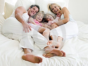 Famiglia sdraiarsi un letto 