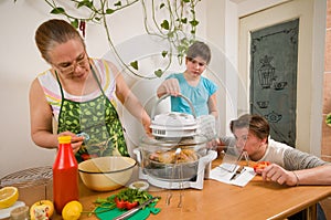 The family makes a supper.
